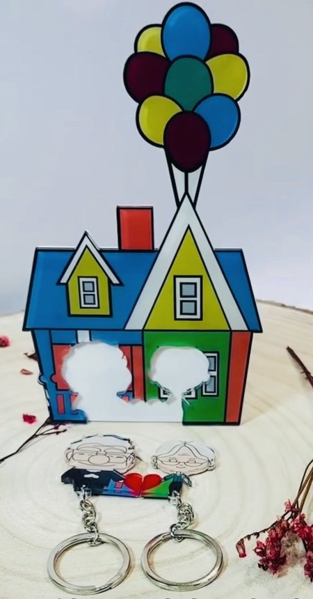 تعليقة مفاتيح كارل وإيلي